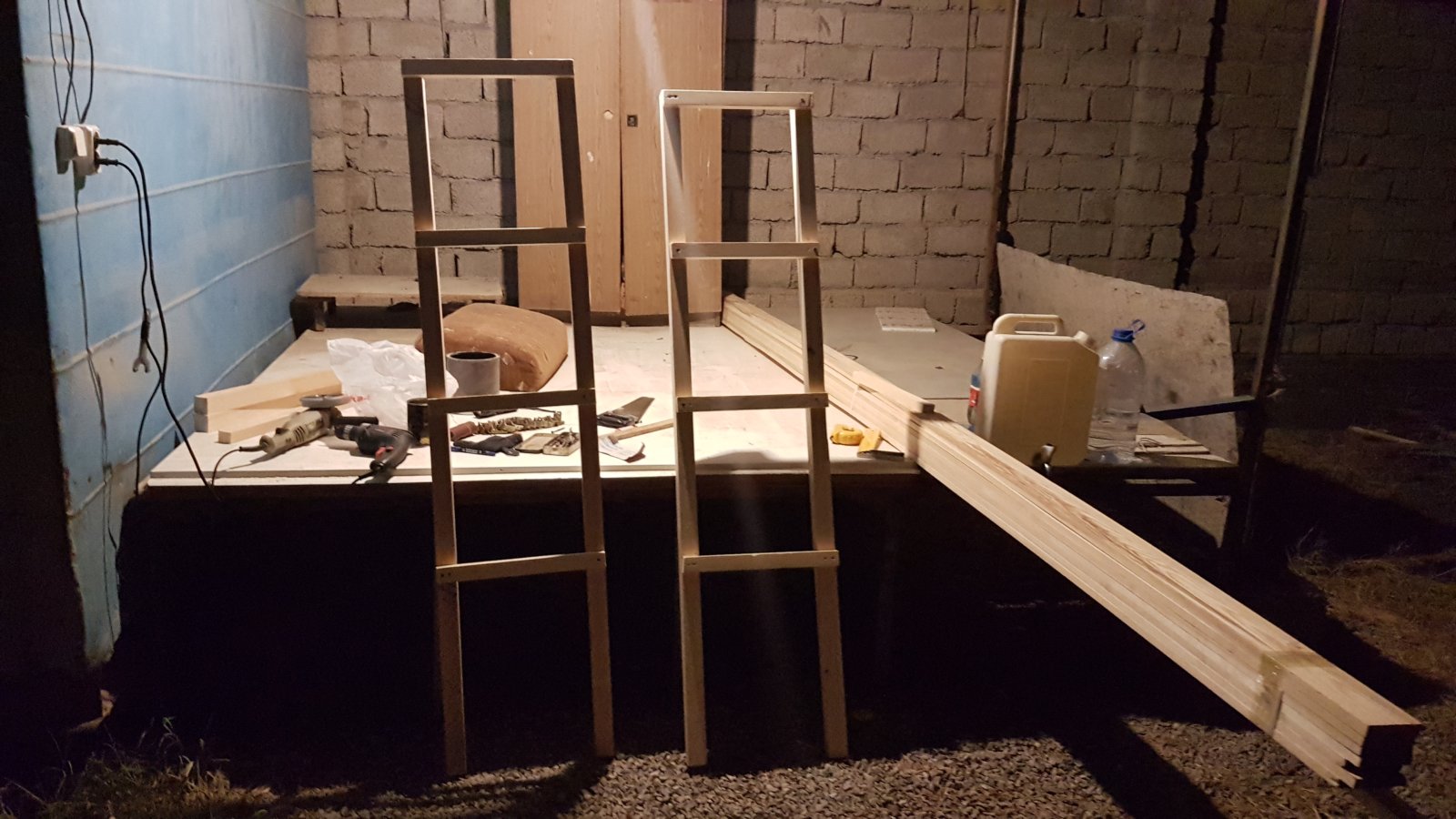 Собрал стеллаж для дачной бытовки