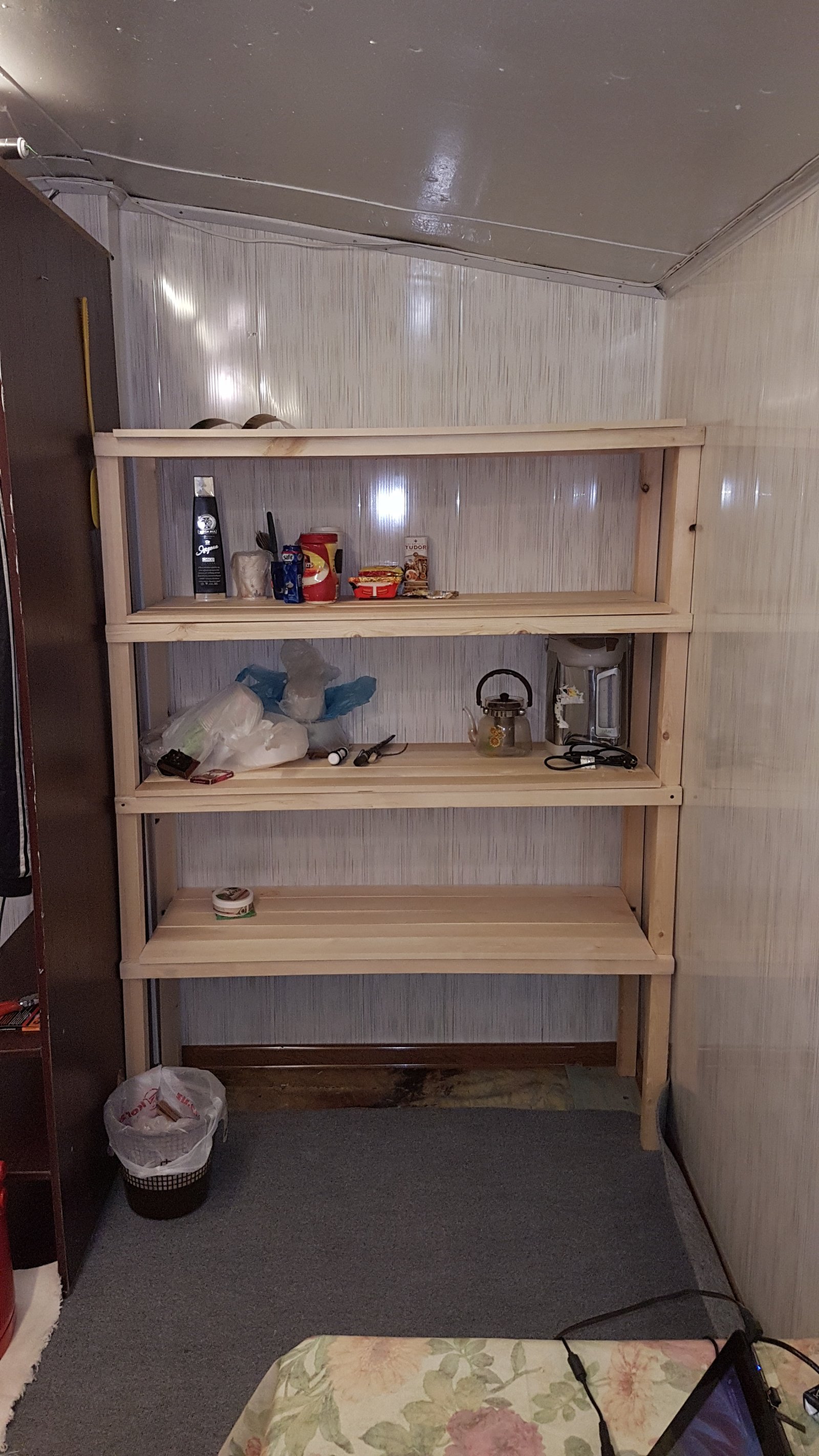 Собрал стеллаж для дачной бытовки
